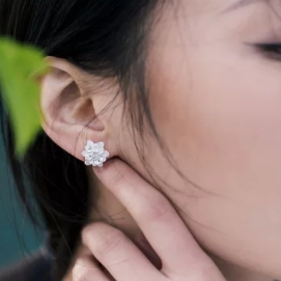 925 Sterling Silver Delicate Flower Stud Earrings - Picture 1 of 4